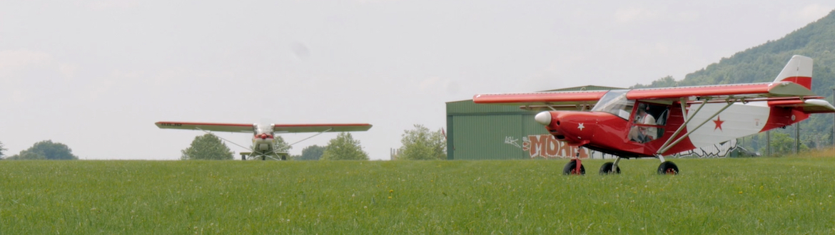 ULM prêt au décollage sur piste en herbe sécurité des vols